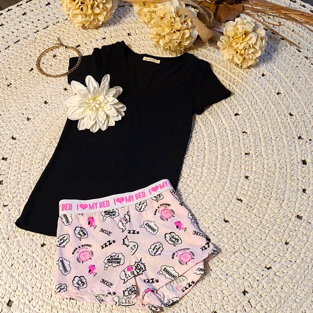 NWT PINK WHITE AND BLACK SIZE MEDIUM LOUNGE SET